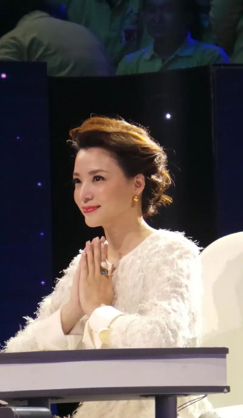 董卿《主持人大赛》枪响之后没有赢家!一起来看董卿说过的金句!