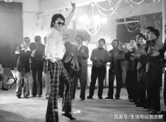 80年代旧照,喇叭裤,霹雳舞俊男美女标配,少妇带手铐脚镣上型场