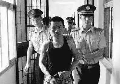 流浪汉身扛"过肩龙",被路人拍照嘲笑,网友:前30年谁敢笑他?