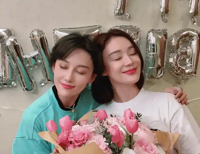 原创张馨予为袁姗姗庆生两人晒出众多美照但拍照姿势暴露真实感情