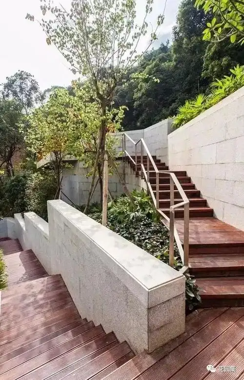 一个墙角,一级台阶,都是庭院里的一处景!