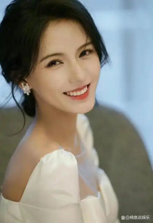 张予曦不愧是人间芭比,穿白裙大秀香肩,妥妥的小说女主脸蛋