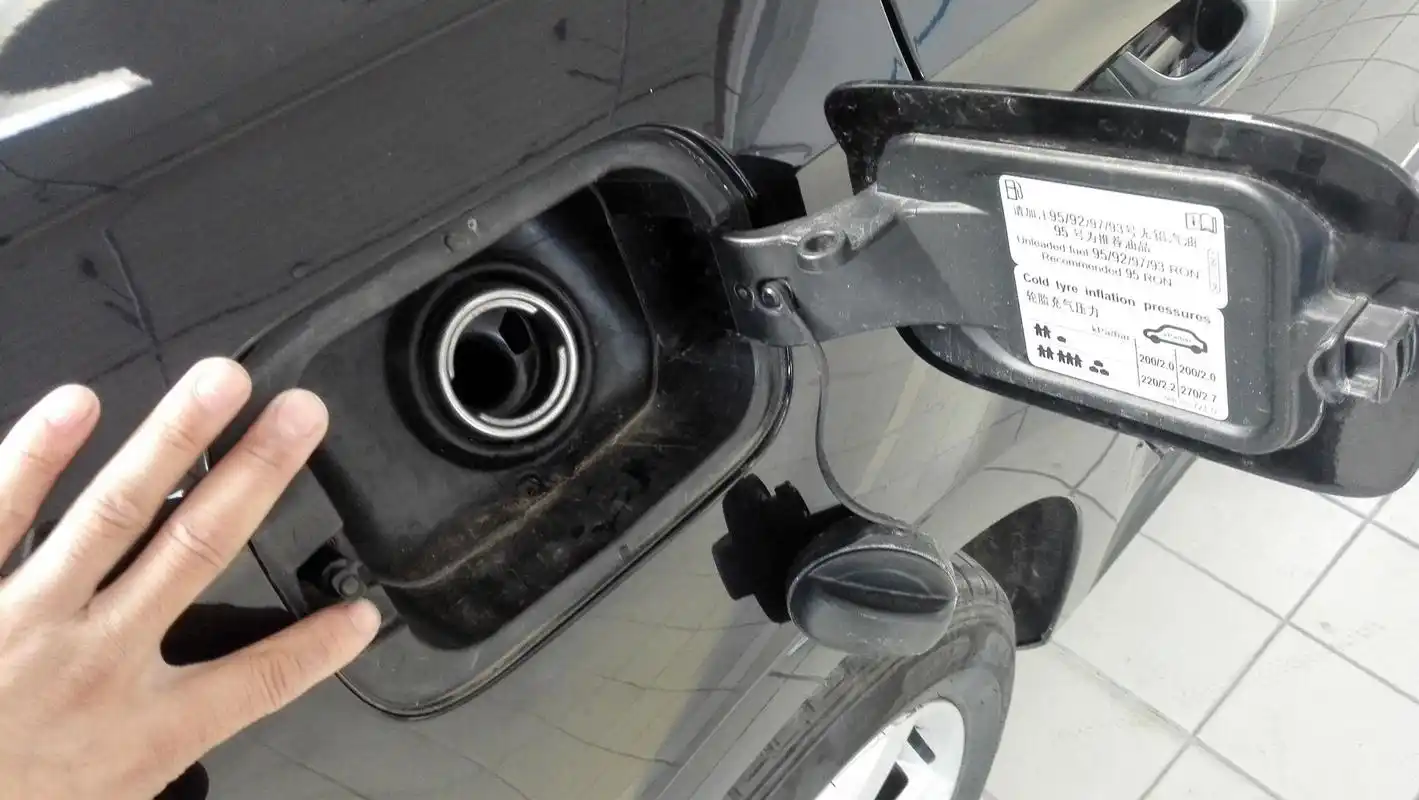 标志5008油箱怎么开 ,标致5008油箱盖怎么开 - 极酷汽车网