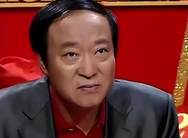 当红时抛下冯巩去当官,58岁妻离子散,74岁的牛群如今怎样了