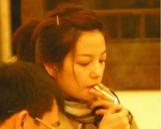 徐静蕾吸烟的照片,被无数网友们目睹,这架势看起来也是一位十足的老