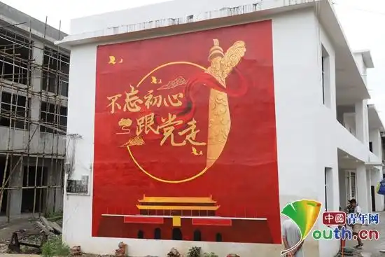 湖北工大青年学子走进汀泗桥镇手执画笔绘初心