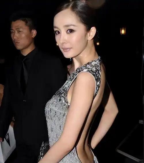 2015年5月27日,黄晓明斥资两亿和杨颖举办了世纪婚礼.