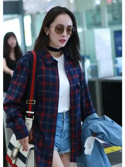 近日,杨幂身穿蓝色牛仔短裤,现身机场!