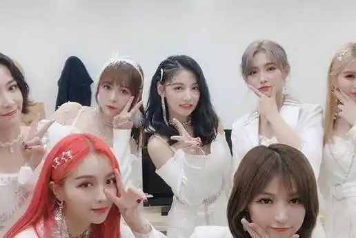 有种颜值叫"原组合里最丑",杨超越还好,看到程潇:掉进美人堆_张合照