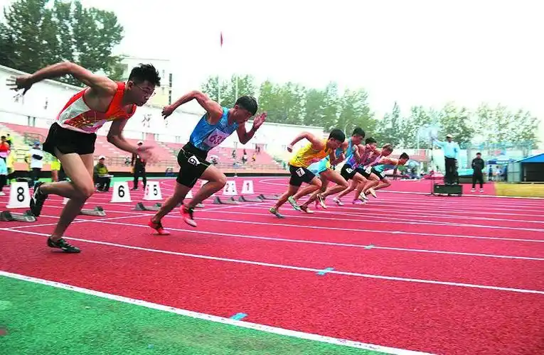 百米短跑起跑一刻.贾淑莹 摄