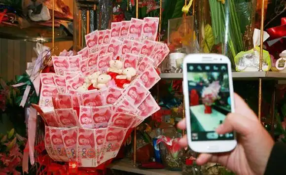 "土豪"订制万元人民币花束求婚