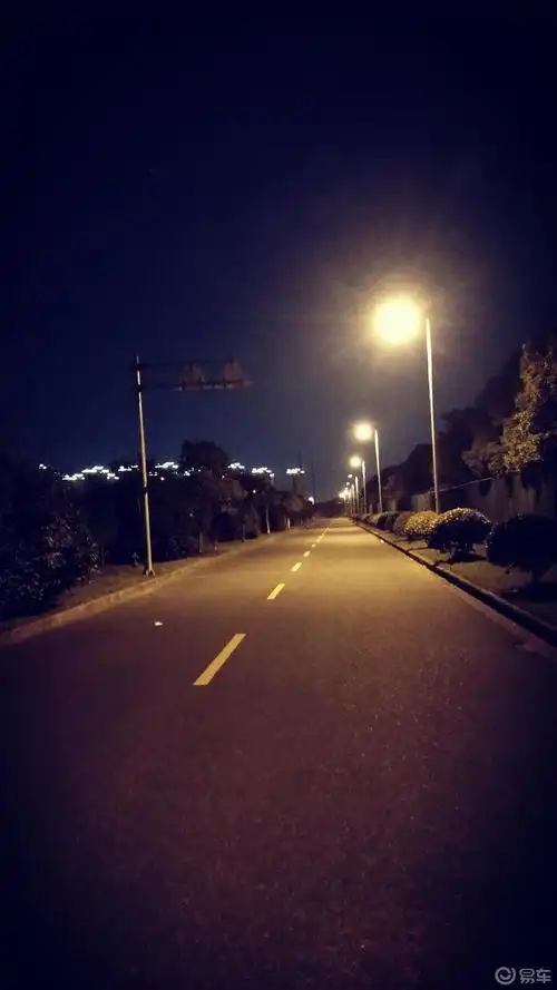 一个晚上适合跑步的季节安静的夜晚陪伴着有追求的人