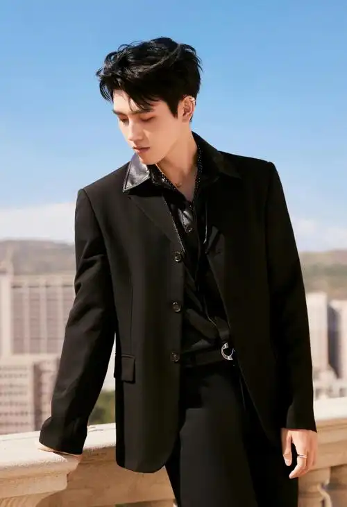 陈飞宇arthur亮相first青年电影展, all black黑色西服套装,精巧攀挝