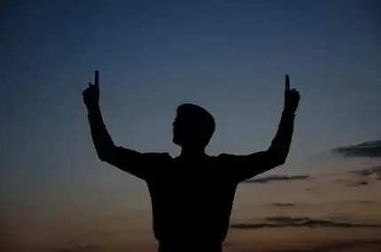 双拳强大的拳手的轮廓.自信的年轻健身男人有力的手,紧握双拳.