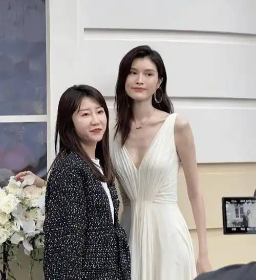 何穗178公分的身高占多少比例?图为线下拍摄,网友:这是超模