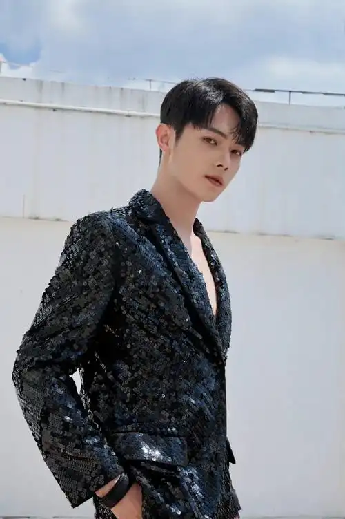 许凯黑色深v西装造型