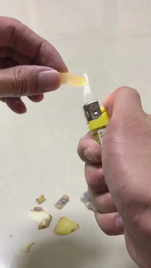 天然琥珀蜜蜡燃烧实验～有黑烟伴随噼啪的声音～火熄灭后有淡淡松香味