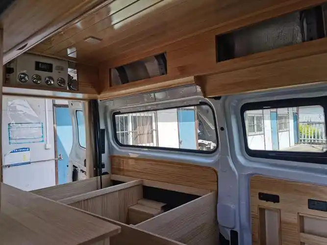 福特新全顺改床车进行的蛮顺利,老公早点听我的话早就改装好了