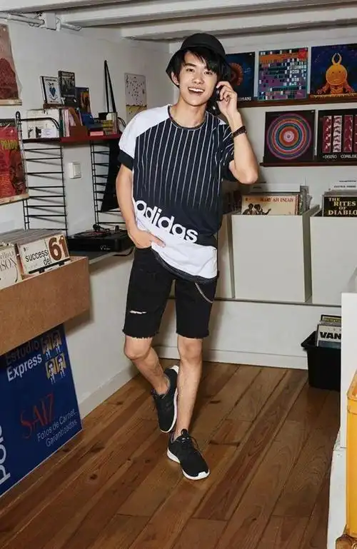 每次品易烊千玺腿是必不可少的这次我醉倒在了易烊千玺腿毛上