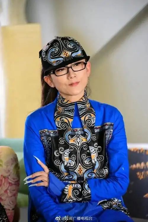 杨丽萍晒花园照,穿自己设计的衣服翩翩起舞,也太可爱了吧!