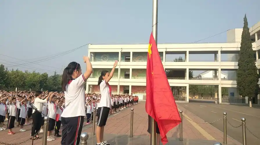【绣惠学区中心小学】开展了"升国旗,唱国歌,百万学子向祖国宣誓"活动