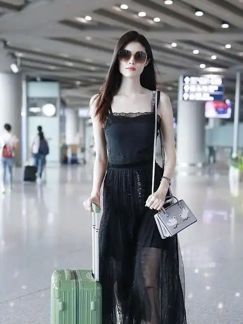 29岁何穗美出新高度,穿吊带透视纱裙走机场,雪肤惹眼尽显女神范