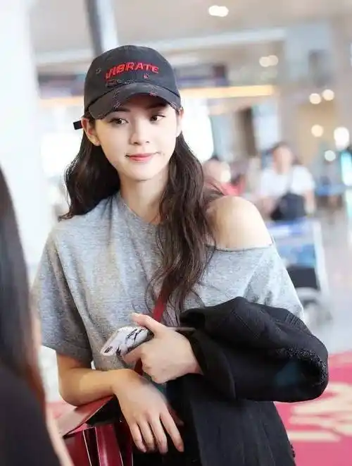 古力娜扎和欧阳娜娜罕见同框,欧阳娜娜侧脸被娜扎吊打,真假女神_对比