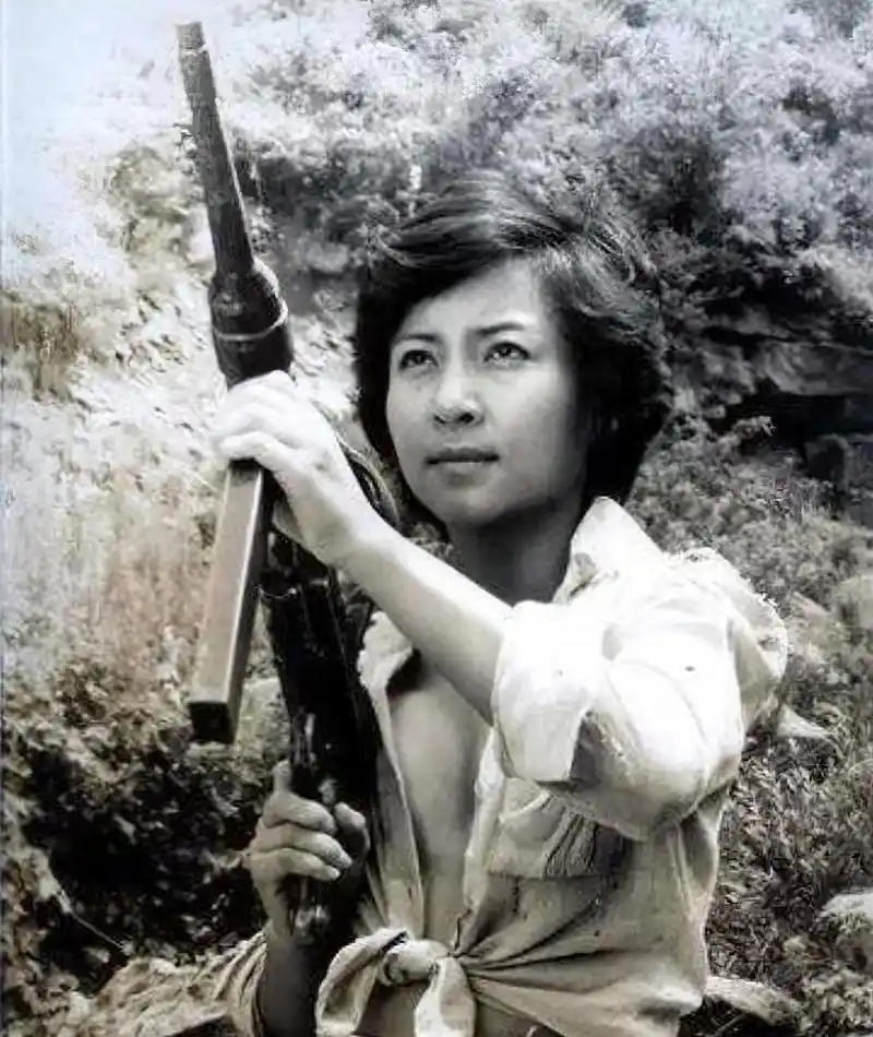 阮文慧是越南的美女特工"黑玫瑰",她露着半边乳房的照片被广为传播