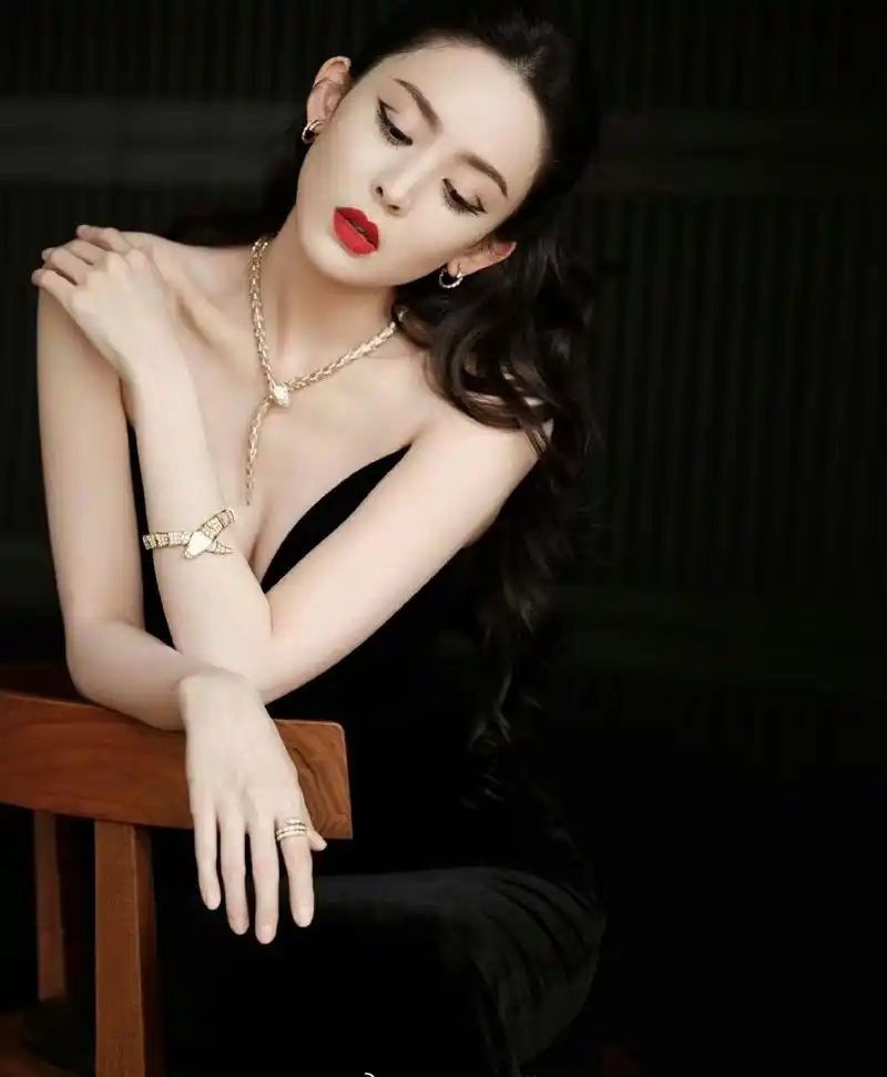 古力娜扎黑色深v长裙造型惊艳 身材丰腴性感吸睛 676767