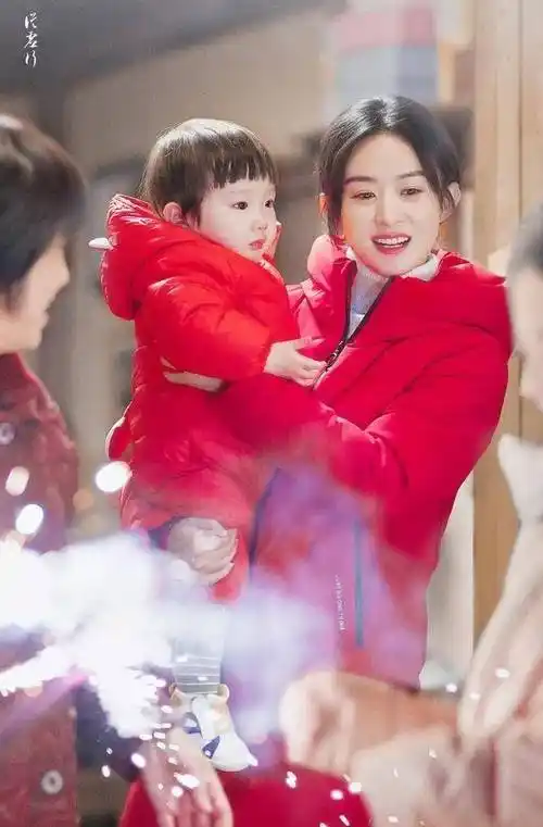 原创赵丽颖片场抱小演员看烟花温柔安抚孩子吓哭赵丽颖举动好真实