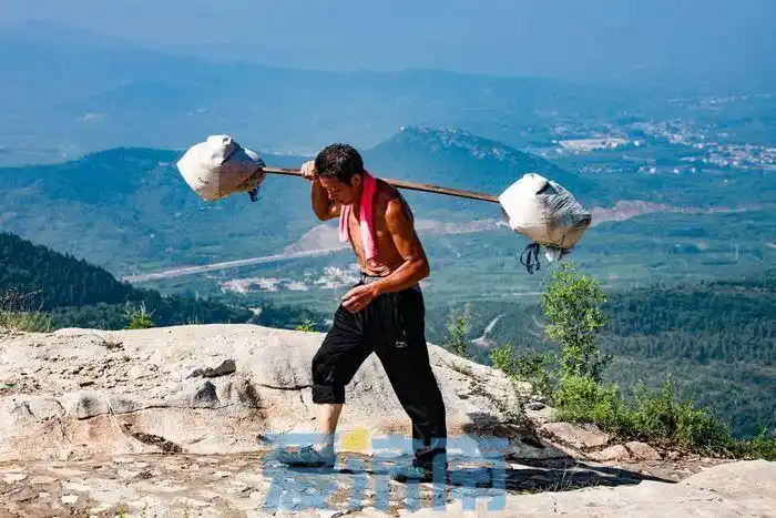 一副扁担百斤重一肩扛烈日一肩挑生活