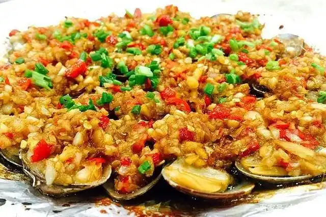 4,炒制均匀,一道香辣蒜蓉花甲就做好了.