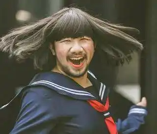 搞笑gif图:当男人变成女人后,一样可以很妩媚