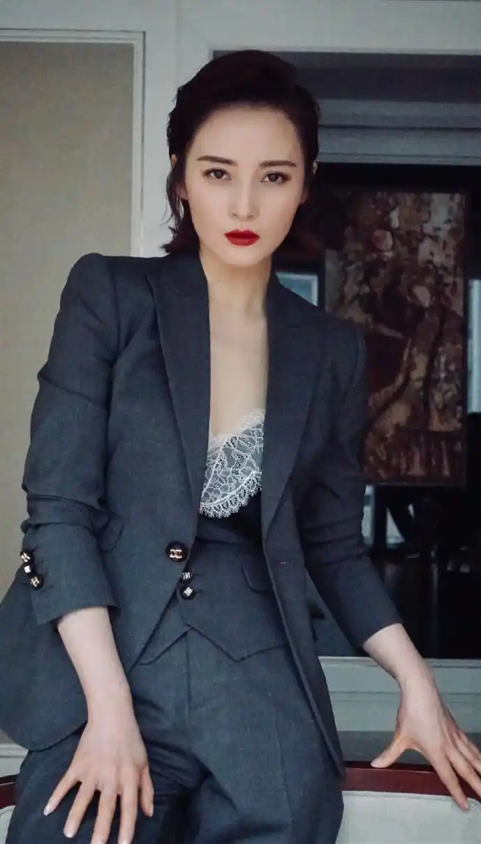 44岁蒋勤勤美得好高调西服外套内搭深v吊带高级又不失女人味