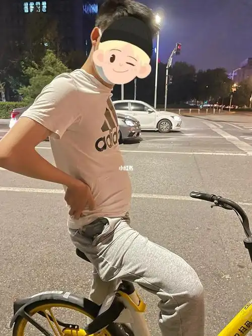 猛一看有没有很像十月怀胎的孕爸#大肚子  大肚子 #男人  #怀孕那些事