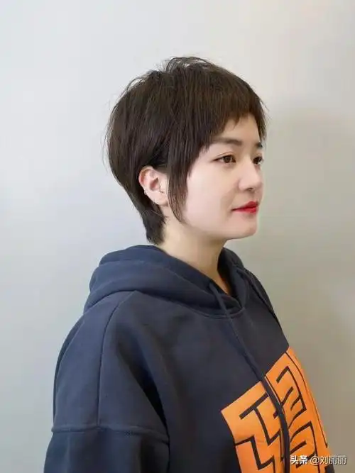 短碎发发型图片女(短发这样剪高级还时尚很值得参考)