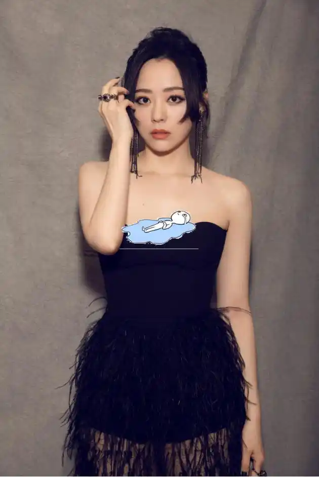 张靓颖打扮大胆抹胸裙下摆用流苏拼着穿一身全黑基色真显白