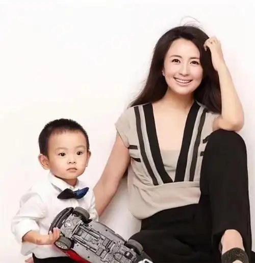 演员杨童舒:低调嫁圈外老公,恩爱13年生一子,被婆家宠成公主_网易订阅