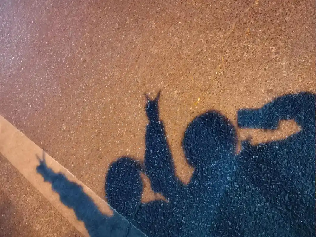 快乐的一天93#我们俩 #路灯下 #散步随拍 #夜晚拍照才有 - 抖音