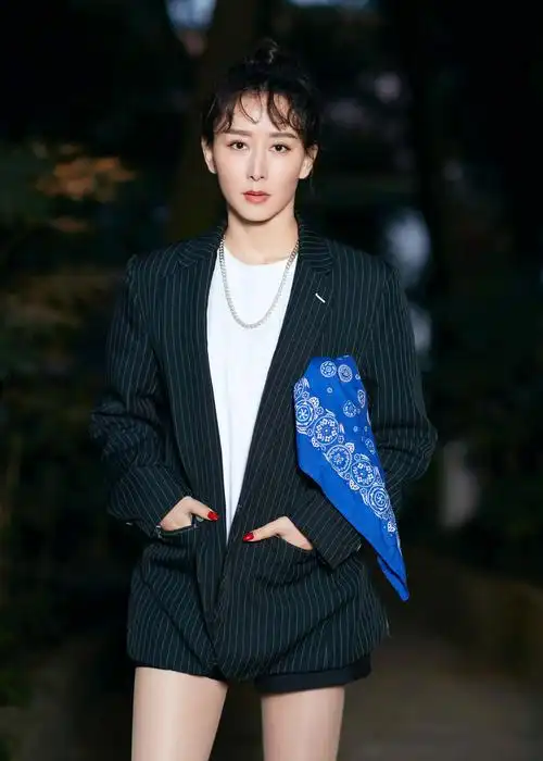 胡静西装写真曝光 简单干练酷飒十足