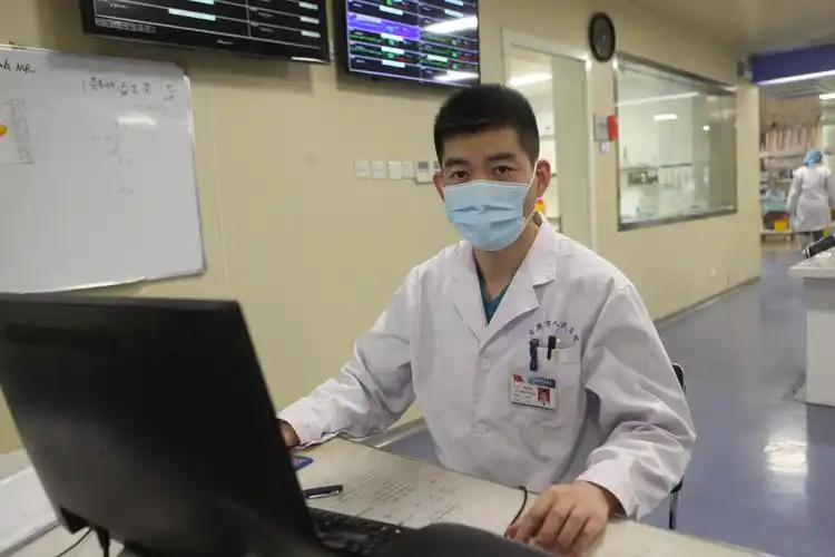 攻坚在一线 青春在闪光|医生姚永远:视事业如生命 待病人为亲人
