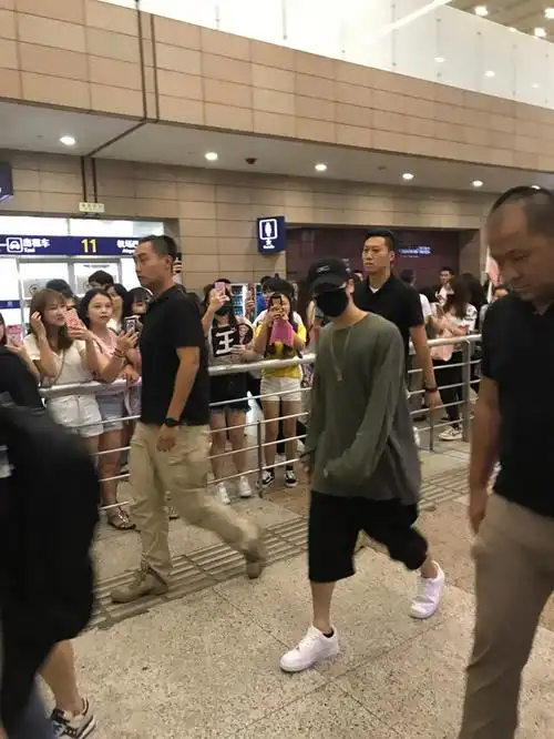 王嘉尔到底有多高?站在一群保镖当中显得这么矮小 不是1米75吗_身高