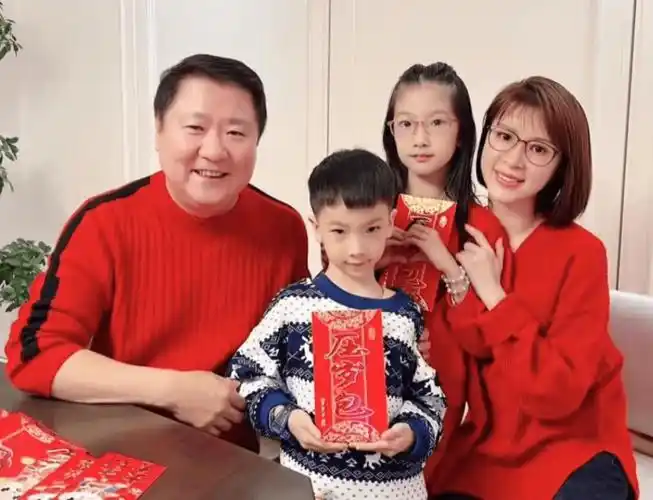 金巧巧为女庆生晒上亿豪宅,餐桌容纳24人如宫殿,3个保姆待命_生活