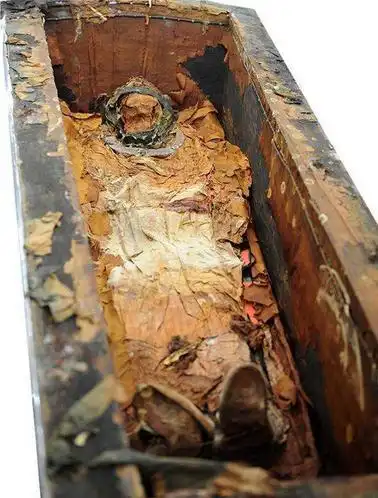 而军阀孙殿英却打开了慈禧的陵墓,带走了里面大量的稀世珍宝,但不识货