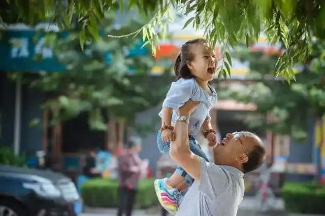 五一小长假结束,老人不舍得孙子离开,年轻父母想简单了