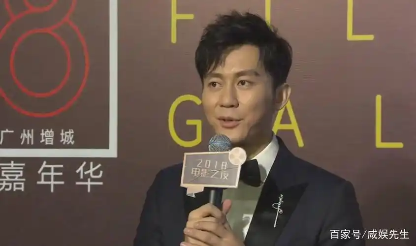 李晨近照!西装革履尽显绅士风,天气寒冷仍带病领奖