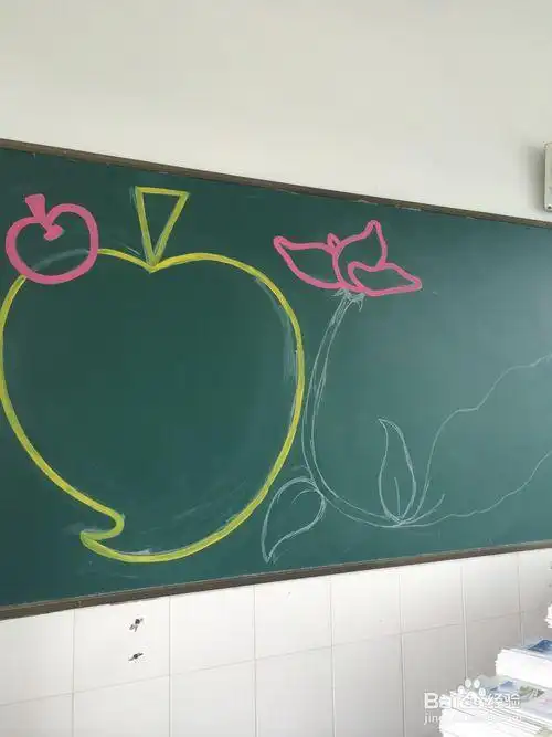 母婴教育 教育  小学 1 先画黑板报粉笔简单打好框架.