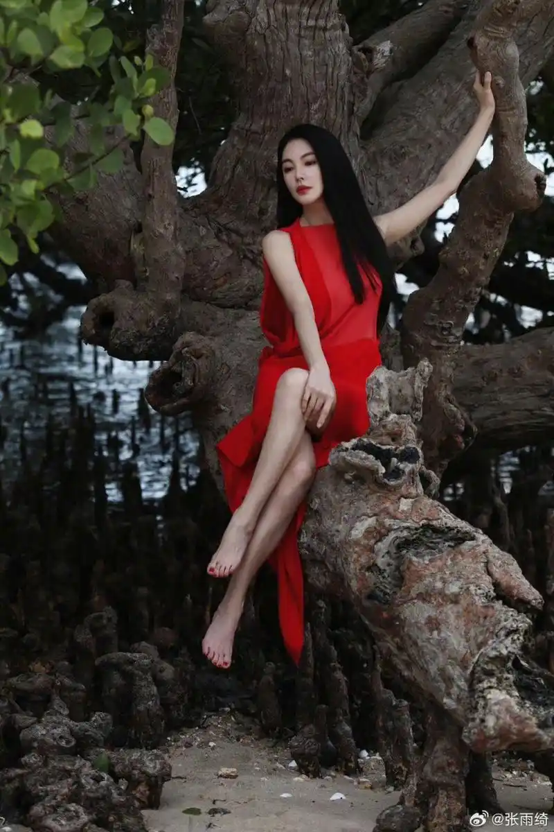 张雨绮赤脚红裙生日照##张雨绮36岁生日照#红衣战神太美了