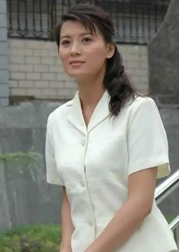 张瑞琪家境优渥,从**顺风顺水,接受过良好教育的张瑞琪,一进入话剧团