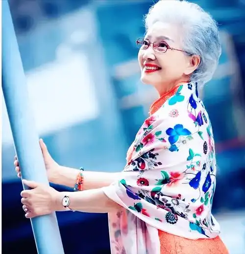 92岁时髦奶奶盛瑞玲:忙着优雅,忘记年龄,原来60岁才是起点_老年人